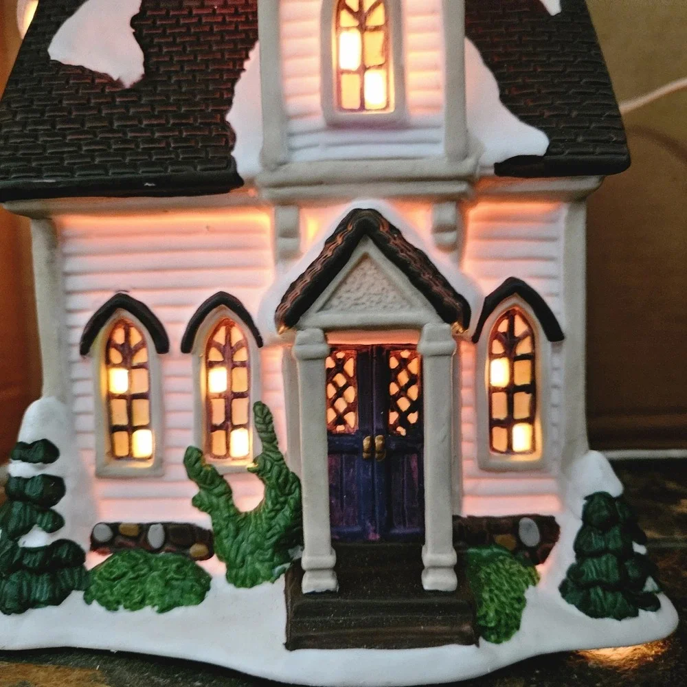 Carole Towne Owen Chapel 2002 •Lighted Church w/ Cord • Lemax Manufactured • Box